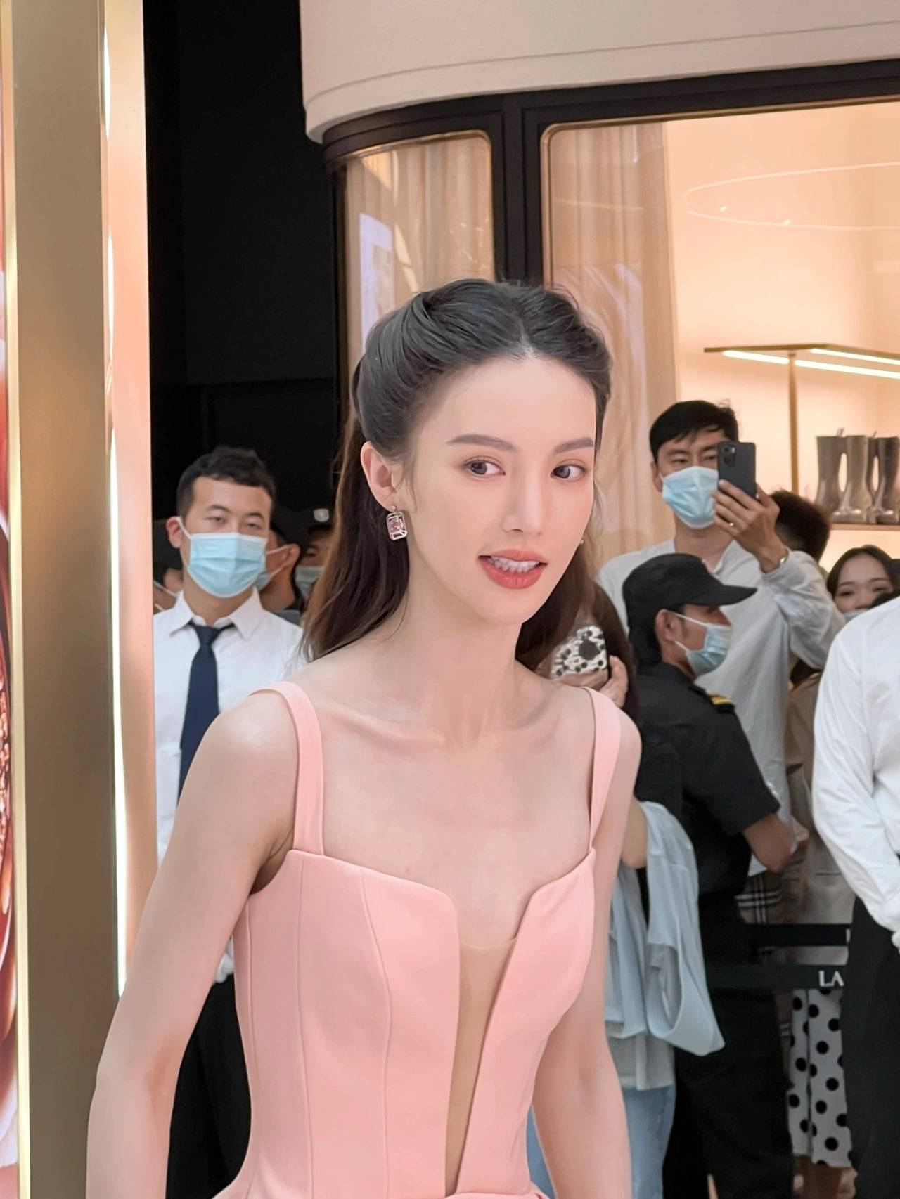 上刷到了一组金晨的生图,原来这就叫白到发光啊