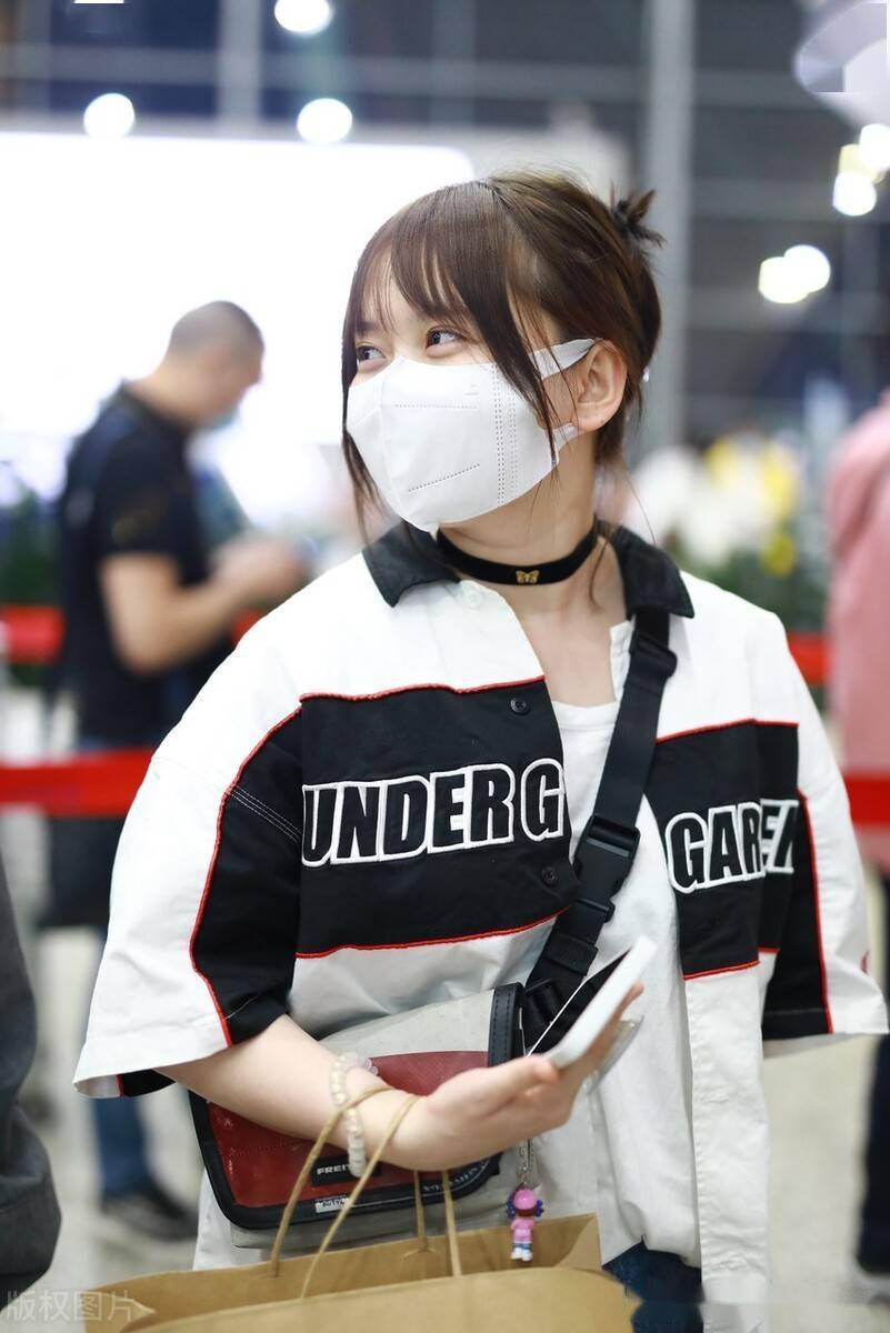 街拍勾雪莹拼色字母印花短袖衬衫牛仔裤黑色项圈青春活力