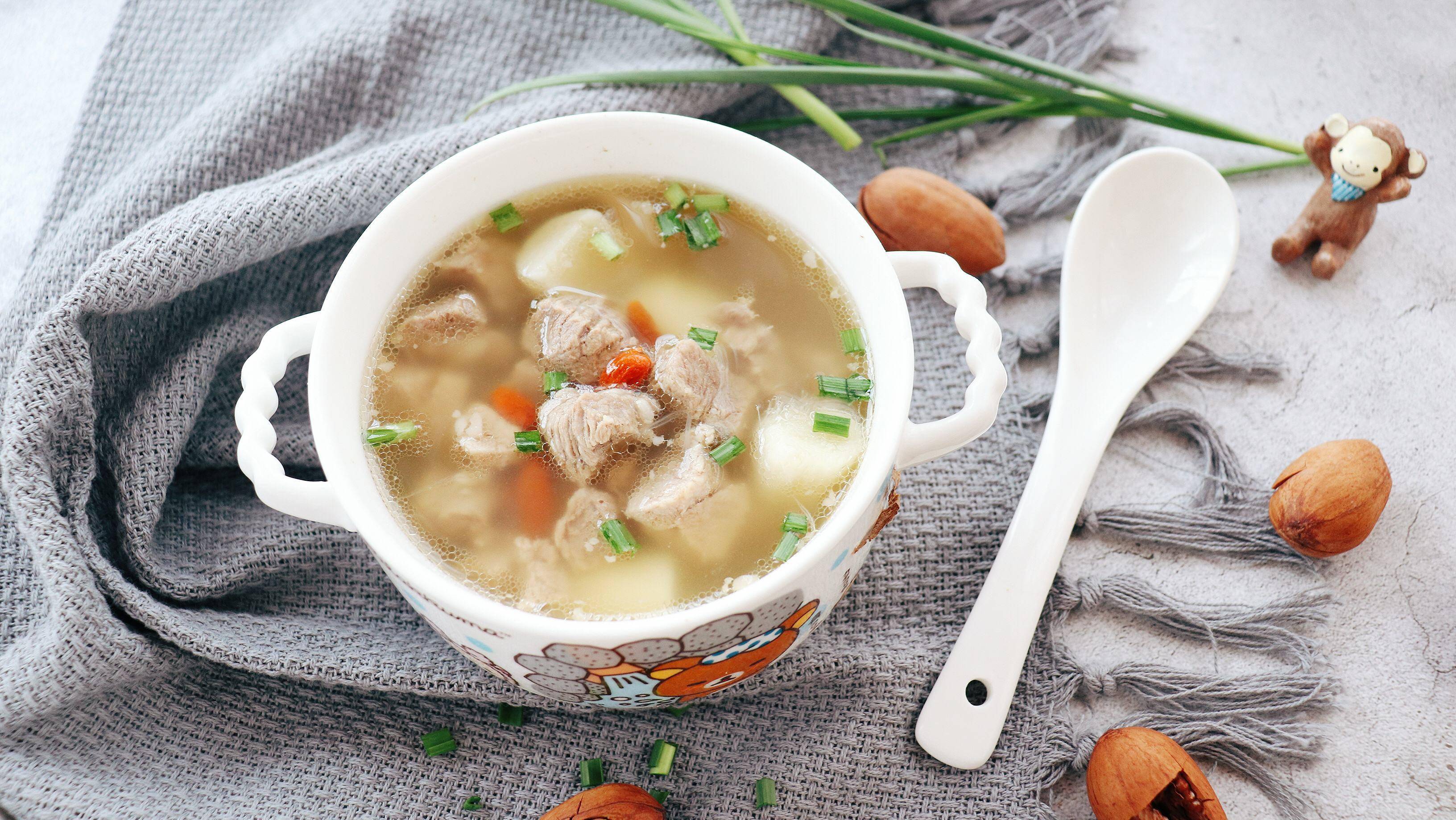 冬季宜温补,羊肉与3味药材熬汤,温中补血,养肝补虚效果好_食用_人群_