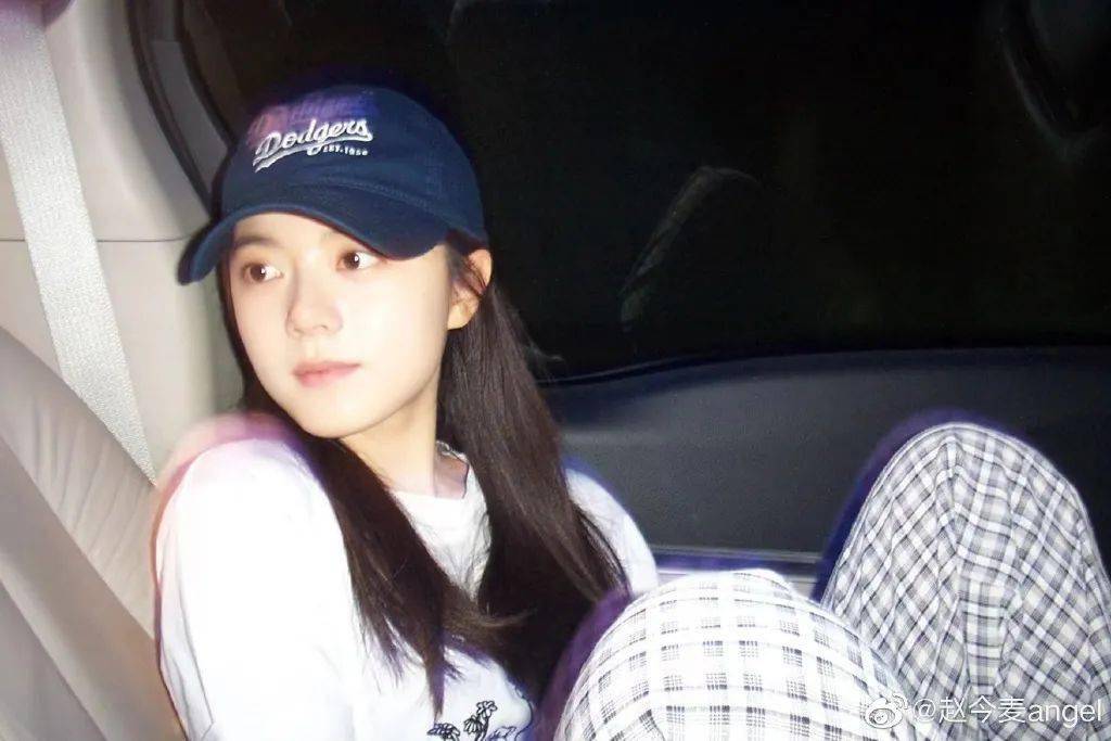 西裤 不论多冷，一进屋就恢复辣妹风