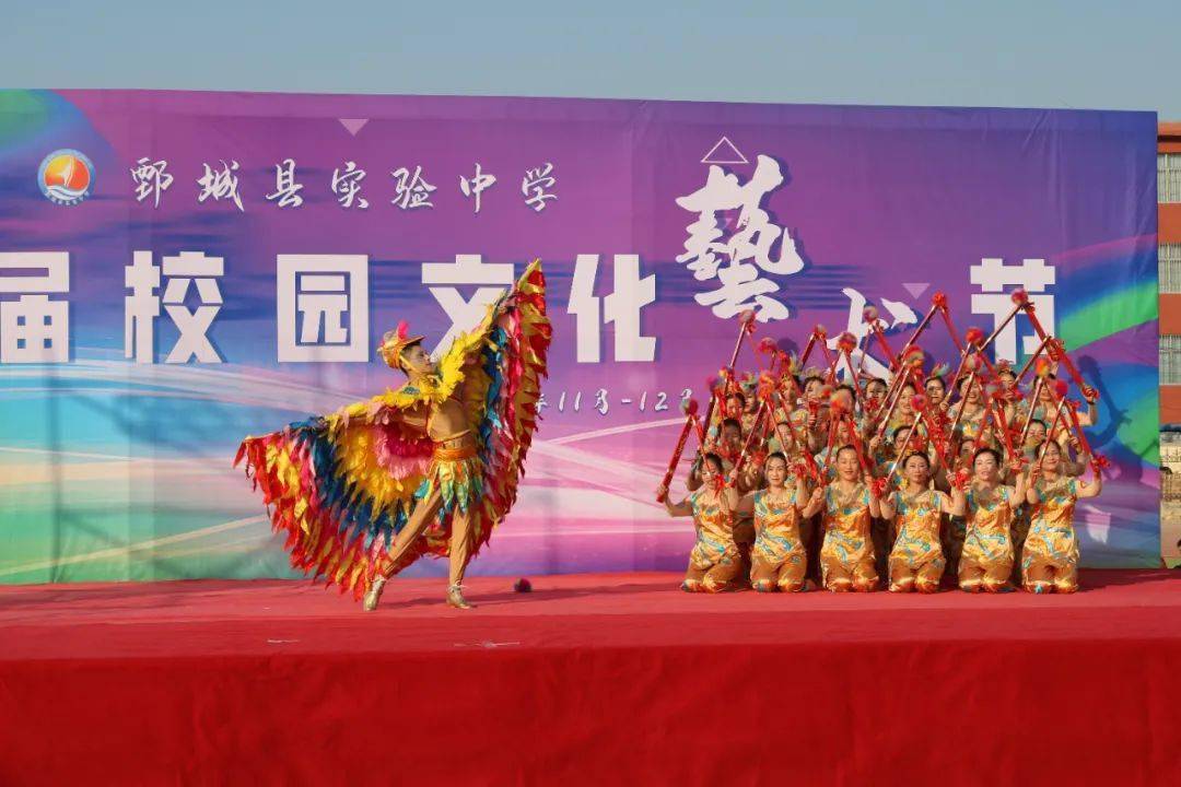 欢快的旋律,轻快的舞姿,舞台上,县文化馆舞蹈老师把商羊舞用舞蹈进行