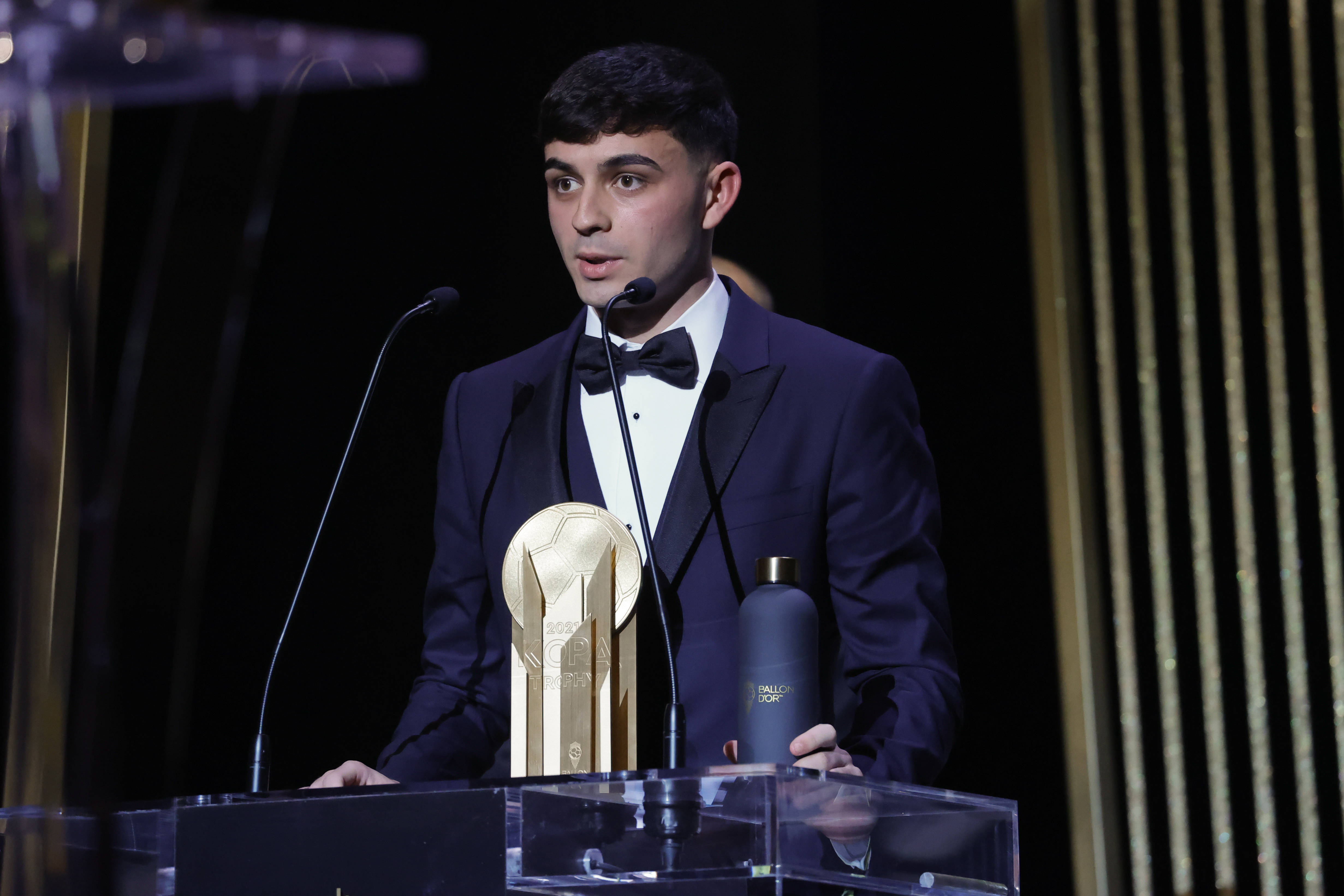 11月29日,西班牙中场佩德里获得21岁以下最佳年轻球员的科帕奖后发表