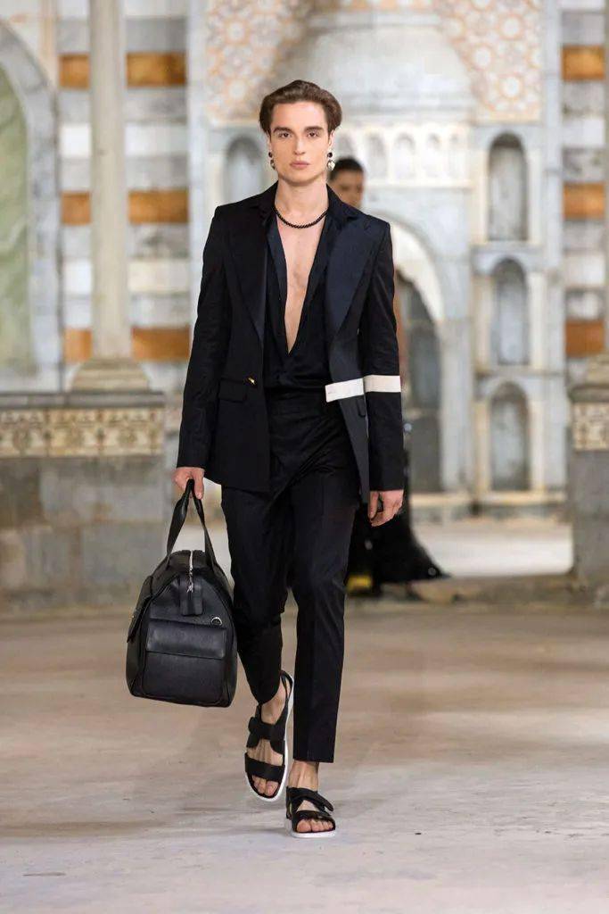 秀场【秀场】2022 春夏成衣系列 – GEORGES HOBEIKA