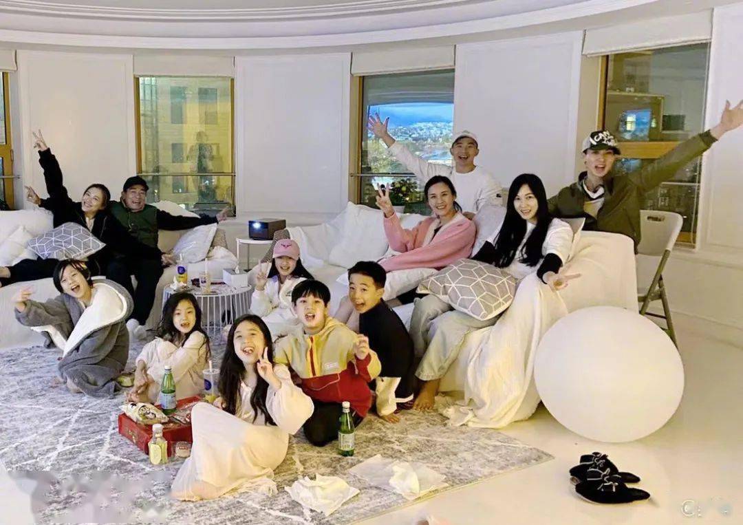 陈小春|吴尊晒《爸哪》三家重聚照！4年后萌娃长相变化大，杜江一家缺席...