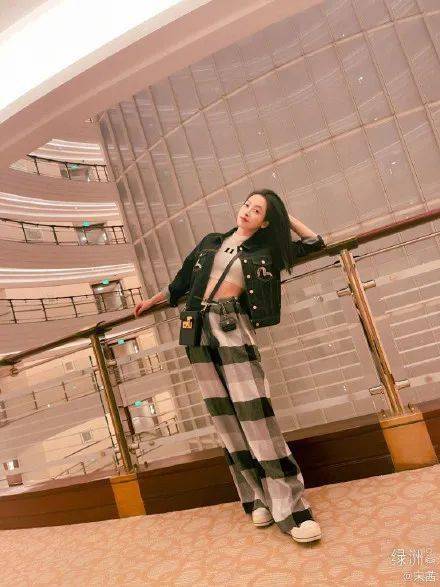 西裤 不论多冷，一进屋就恢复辣妹风