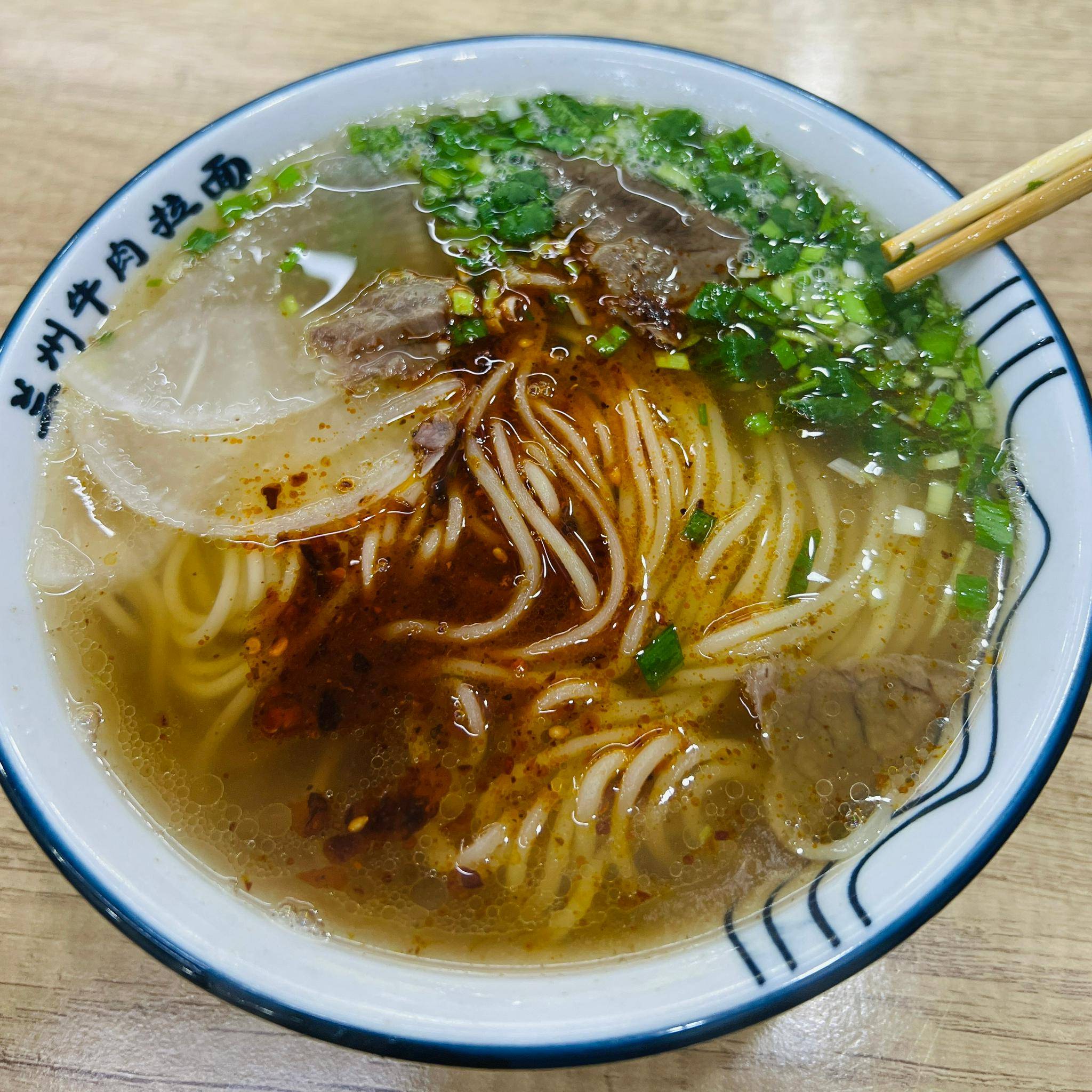 又来吃兰州牛肉面了,配上拌牛肉和烤串,舒服