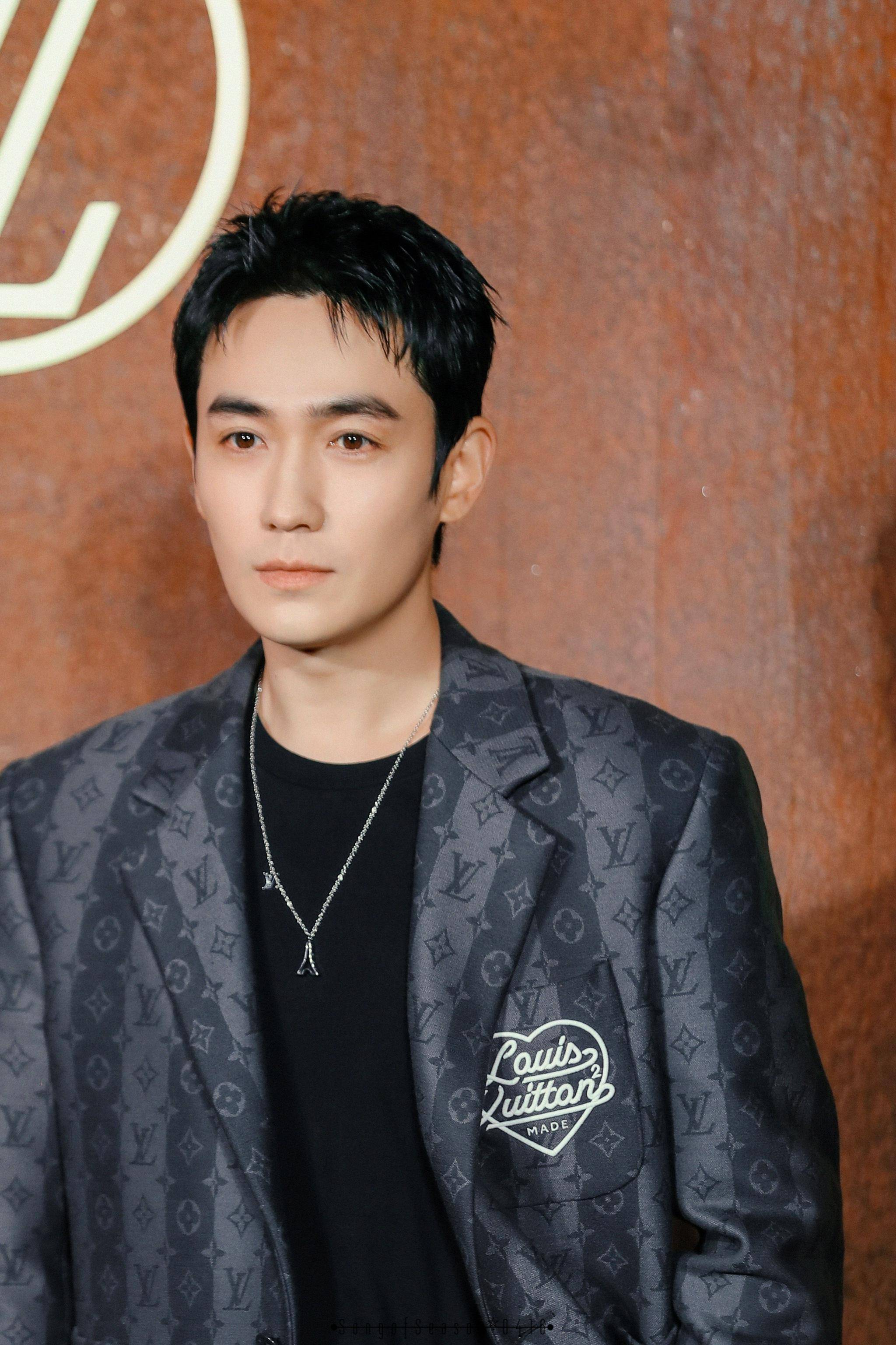 对于朱一龙来说,养胡子是很容易的事