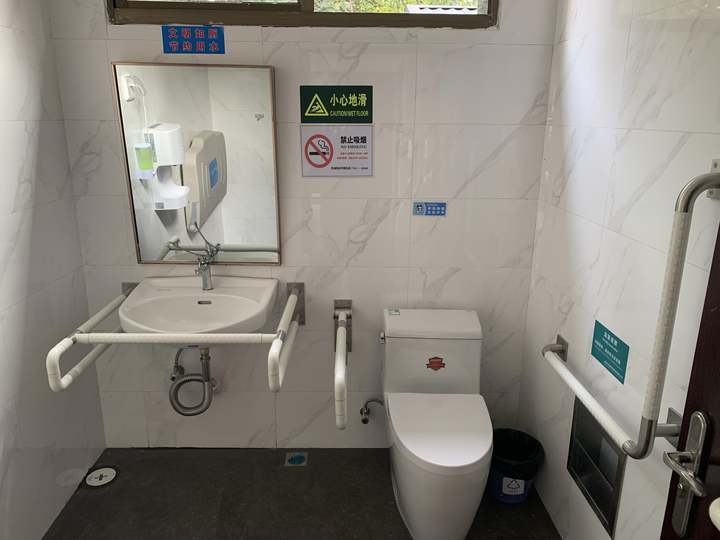 增加厕位,增设第三卫生间,配置无障碍设施