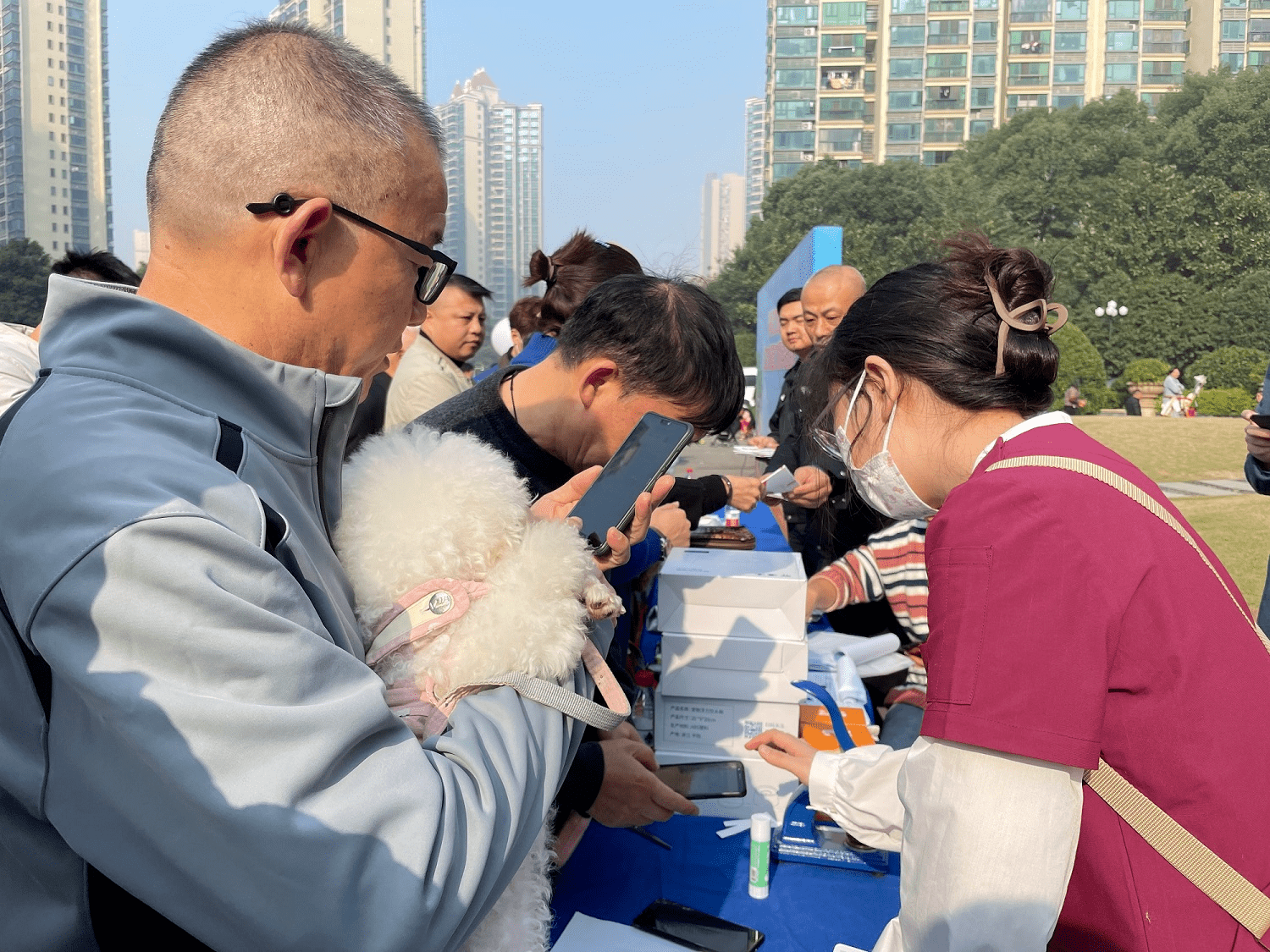 長沙市民為愛犬打疫苗,女子現場