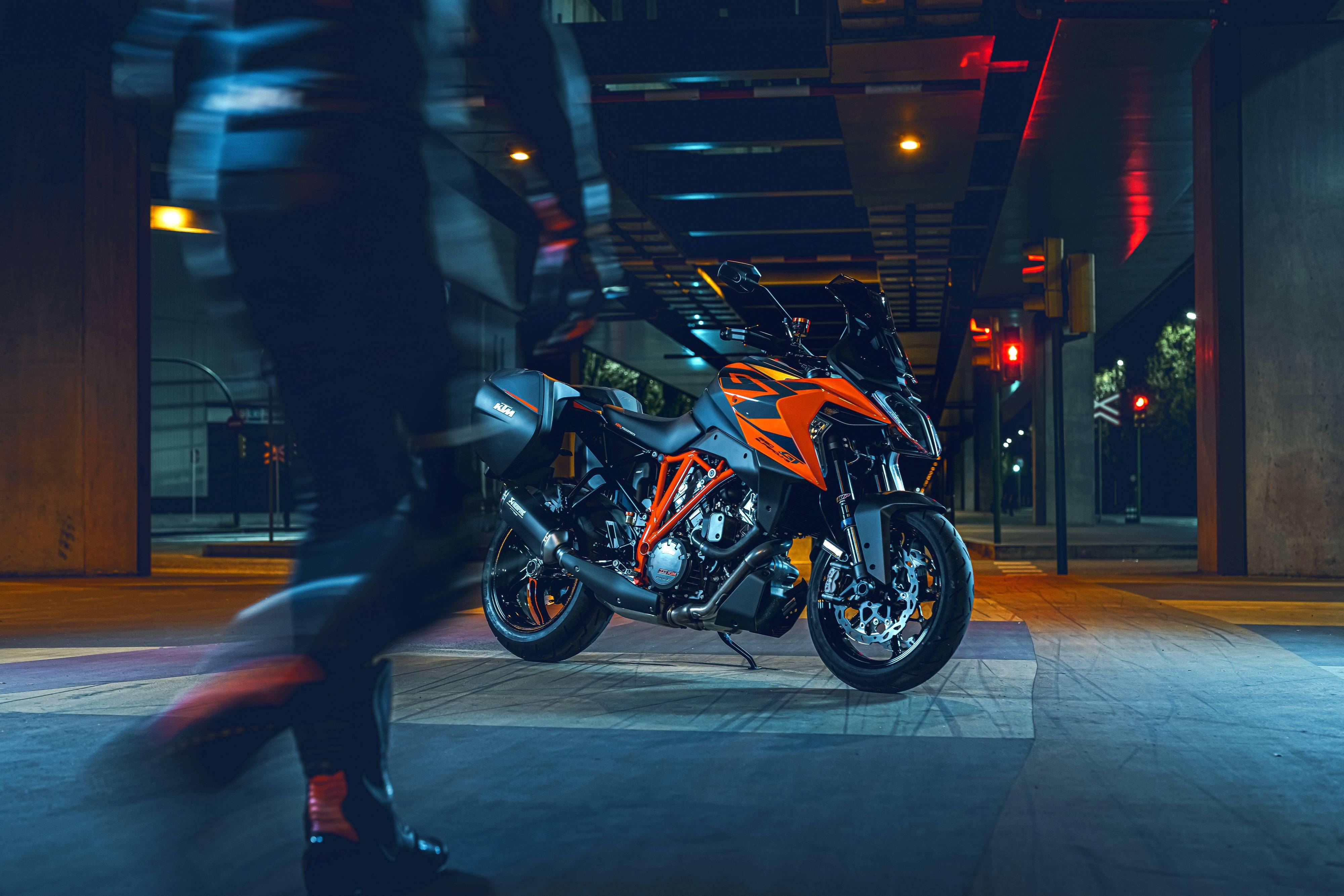 ktm 2022 运动旅行车 1290 super duke gt 户外特写