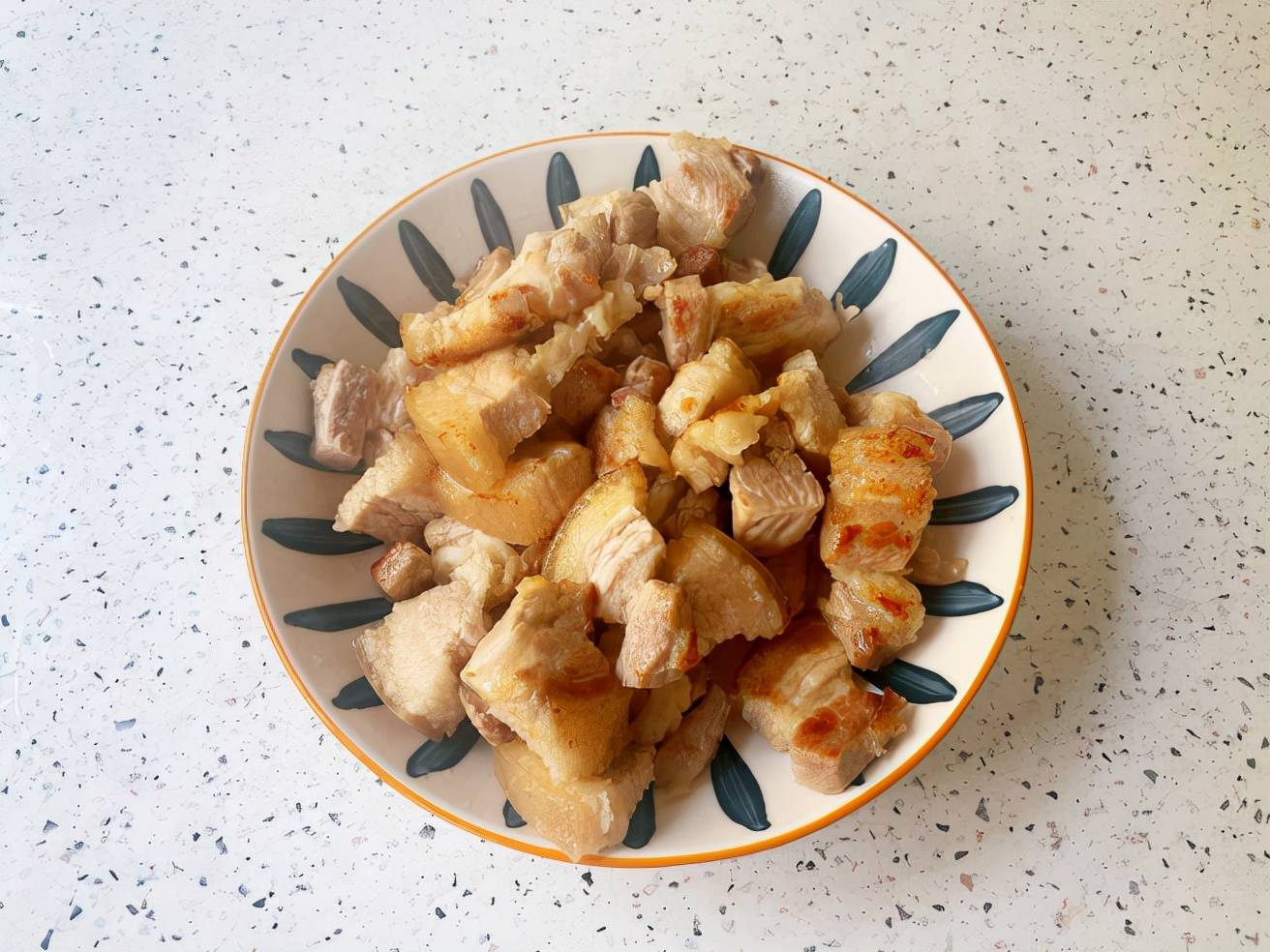 8,最后肉块要煎到焦黄的程度,这样就可以盛出来备用了.