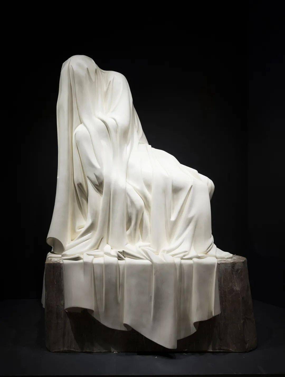 曾梵志《无题》240×172×120cm 金丝楠木 雕塑 2010 估价:300万-400