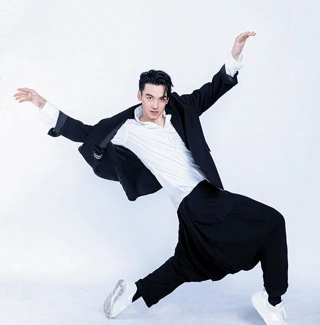 因综艺翻红的刘迦现实中比女友小13岁还有一个即将成年的女儿