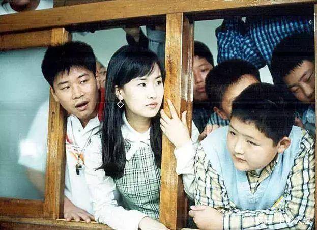 黄亚牛,吴小根,马向前和邓学贤是韩国一所中学的学生.