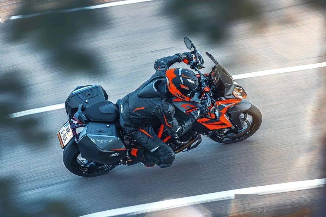 ktm 2022 运动旅行车 1290 super duke gt 户外特写