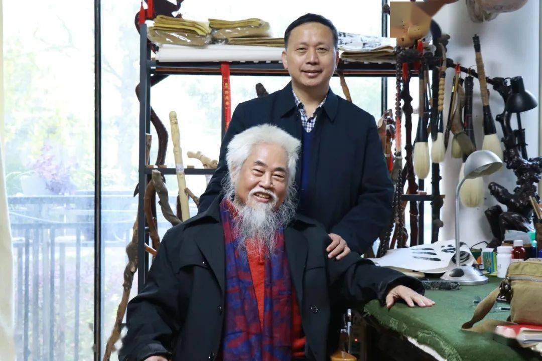 九十七岁著名书法家王超尘校友向学校赠送多本书法作品集