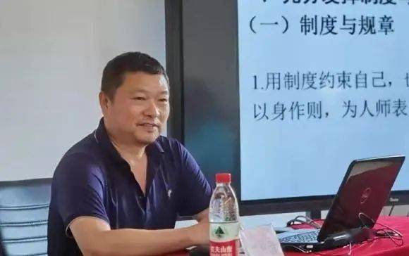 施老师说,2002年进入艾青中学一直担任班主任,担任学校政教主任多年