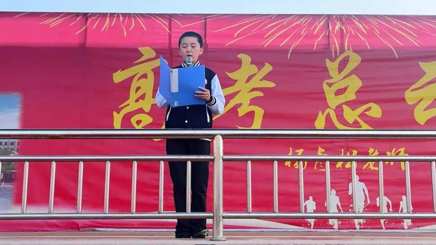 书法家协会会员,莒县三中党委副书记姚瑞忠为他们亲自书写励志横幅