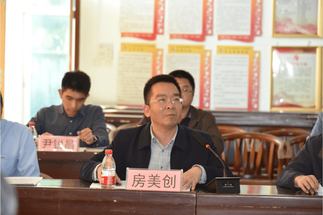 在座谈会上,镇党委书记房美创代表镇委,镇政府对沙田镇党政代表团一行