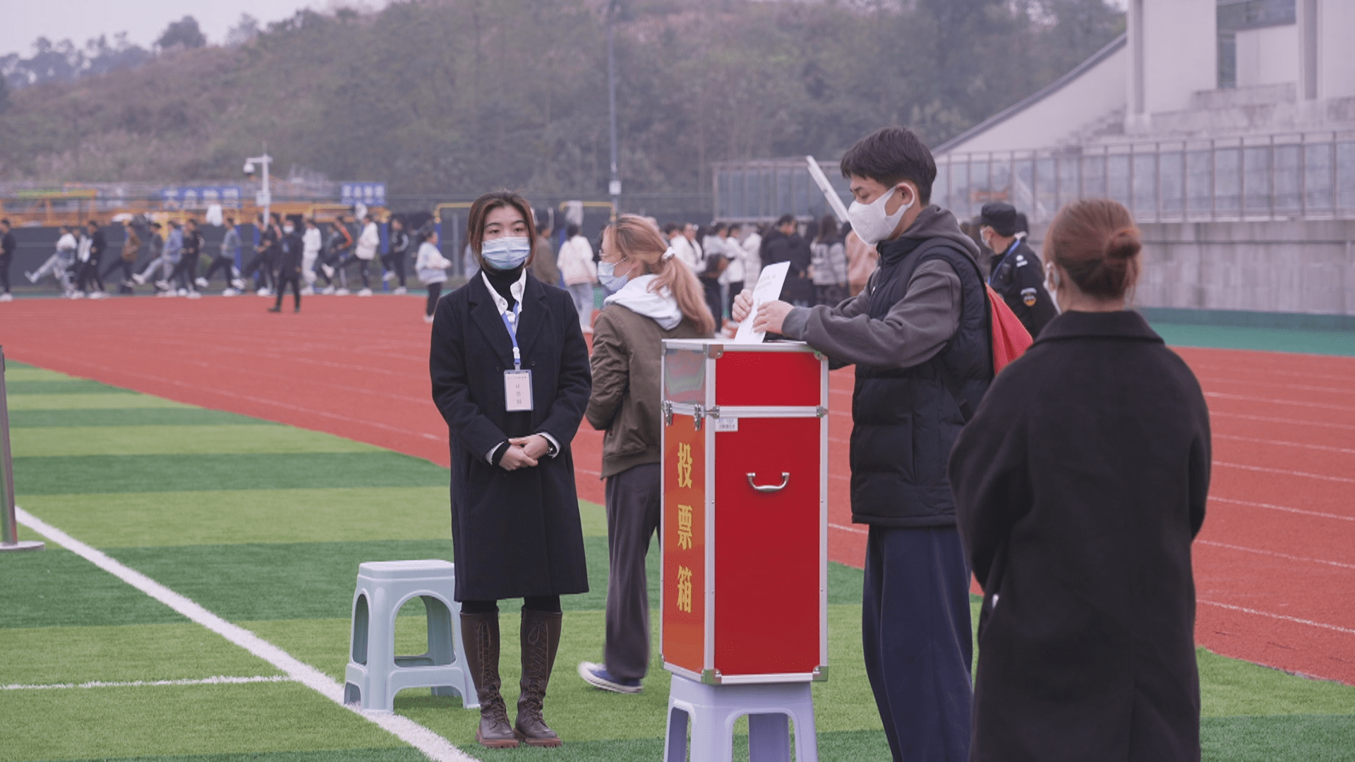 在綦江區文龍街道二選區春燈村投票站,古南街道四選區中山路小學投票