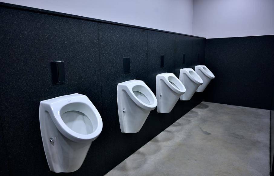 功能|上厕所时，若大便“冲不干净”，多半与3种因素有关，别忽视