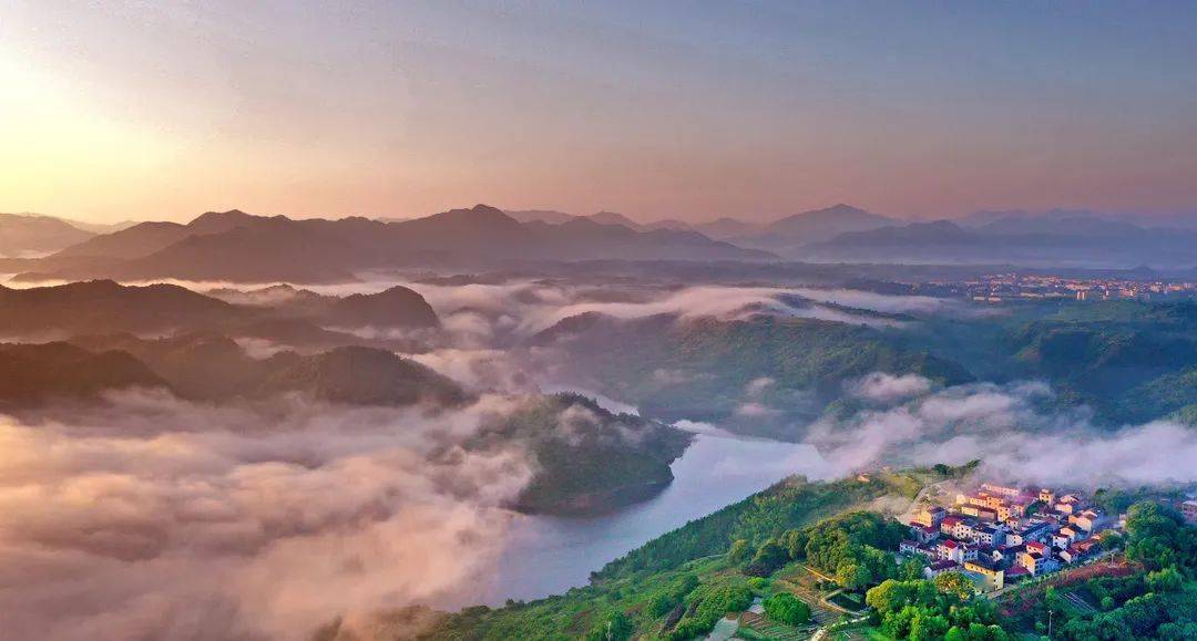 銀頂山村坐落在天台山脈文王嶺 和來龍崗上位,欽寸水庫邊緣 山水資源