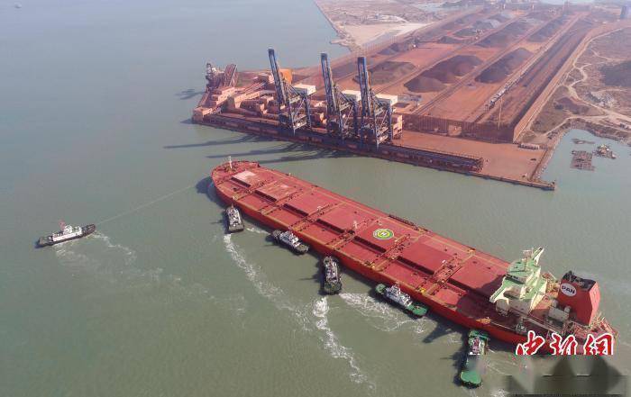 40万吨级散货船"vloc sea tubarao/图巴朗"轮准备靠泊福建莆田罗屿