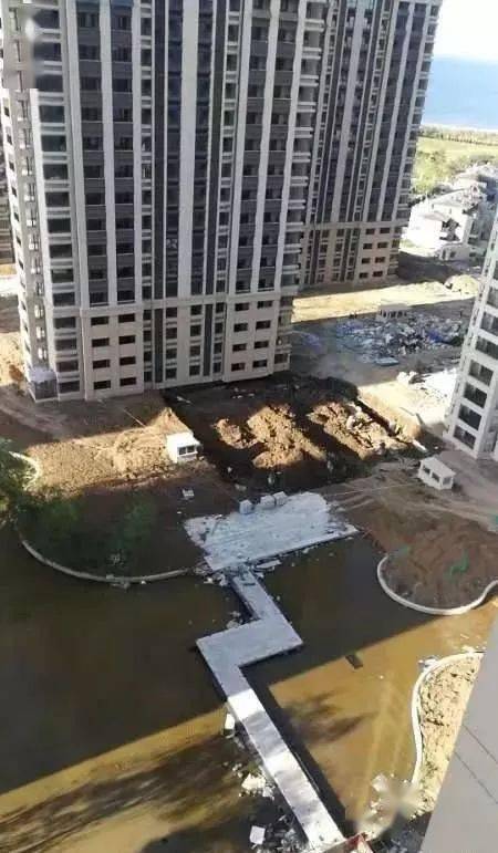 南昌中骏雍景湾地库顶板坍塌 2019年8月1日,江西南昌"中骏  雍景湾"