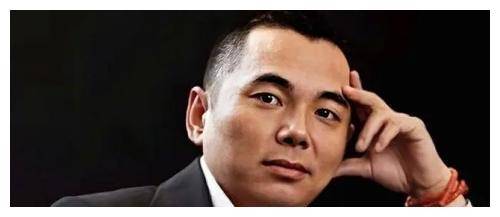 紫的她,就被很多的富豪和帅哥给盯上了,而其中一个就是她的同事关卫民