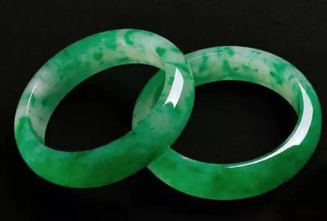 翡翠玉石手镯九大养生功能！让女人更漂亮！_搜狐网