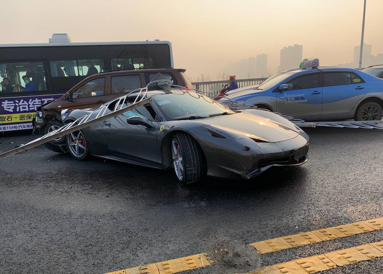 长沙福元路大桥一法拉利与五菱宏光相撞初步定损30万