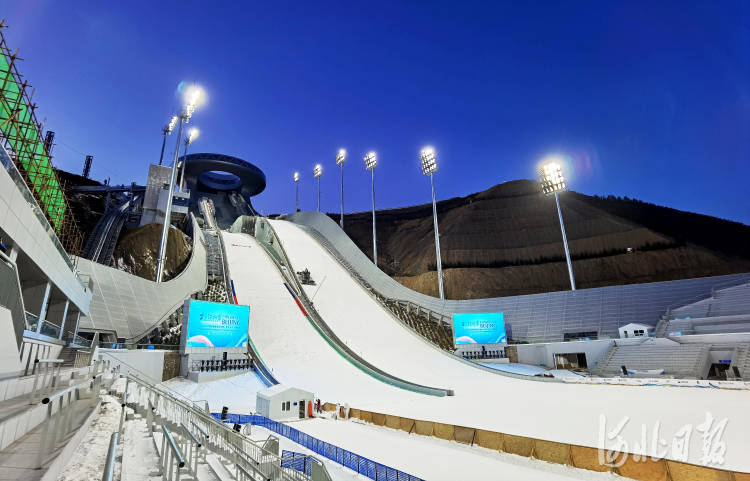 这是12月2日拍摄的国家跳台滑雪中心雪如意