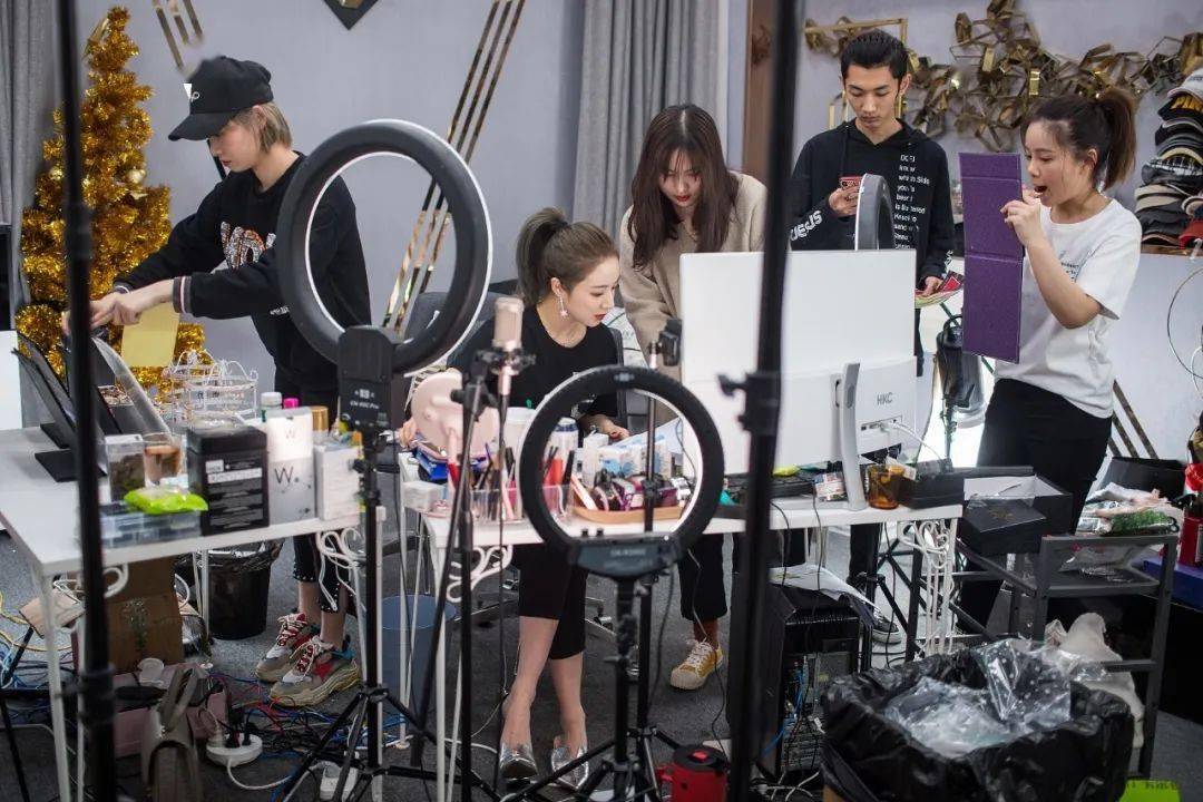 企业拉夏贝尔翻“红”，全靠破产