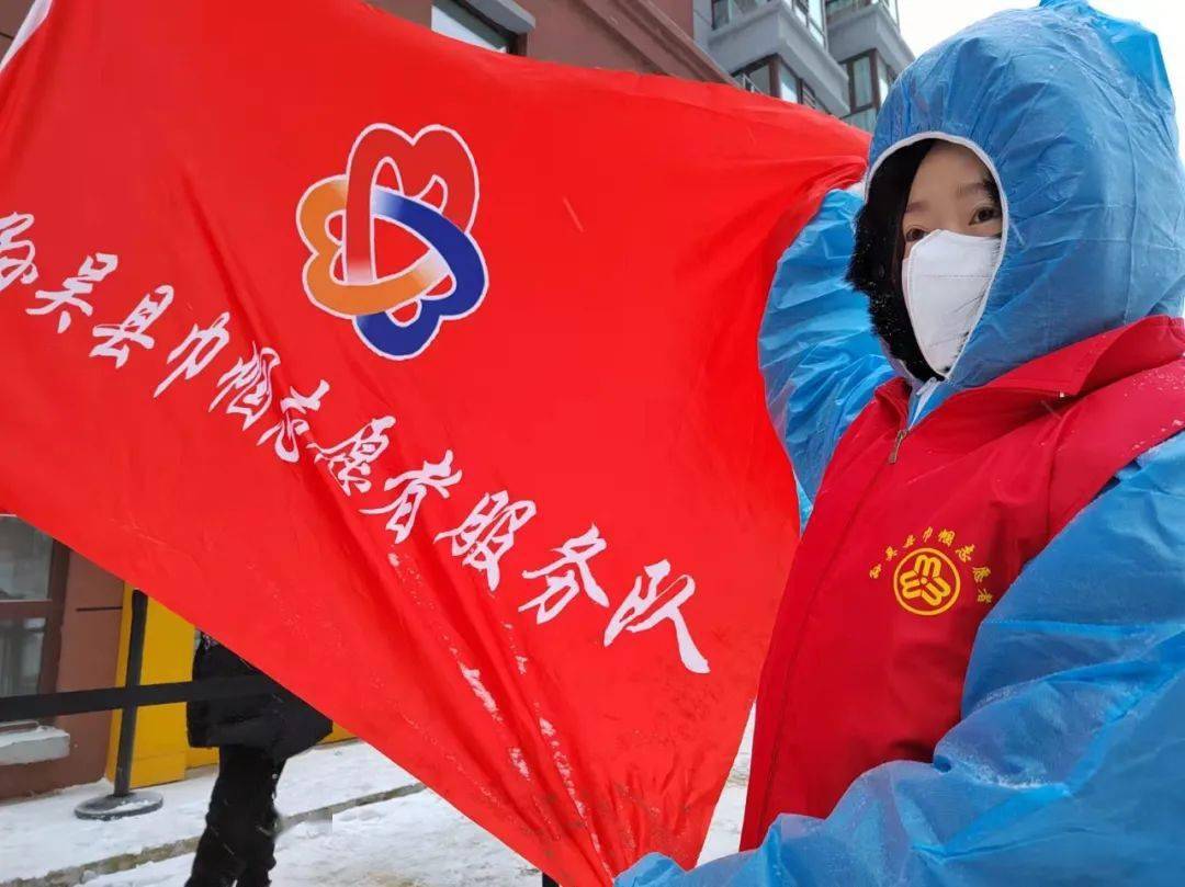 清晨七点,县妇联带领巾帼志愿者,青年志愿者们在格林美景采集点集合