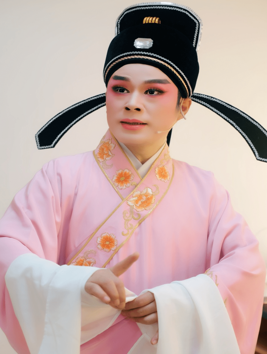 《红罗帕》中"王科举"扮演者曾荣获第二届"黄梅之星"青年演员电视大赛