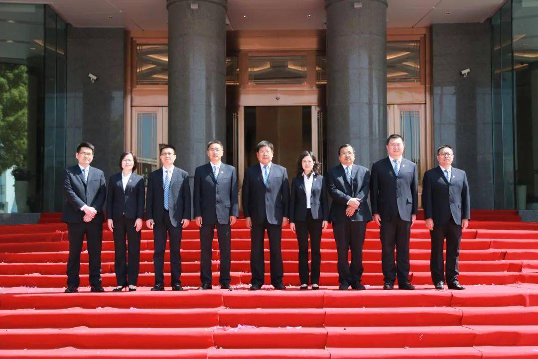 江阴农商银行现任领导班子合影二十年雕刻,砥砺前行.