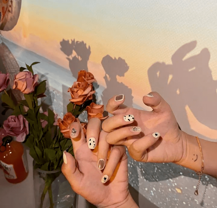 价钱均价19.9，一样价钱，你选发福奶茶还是款式无限的穿戴美甲？