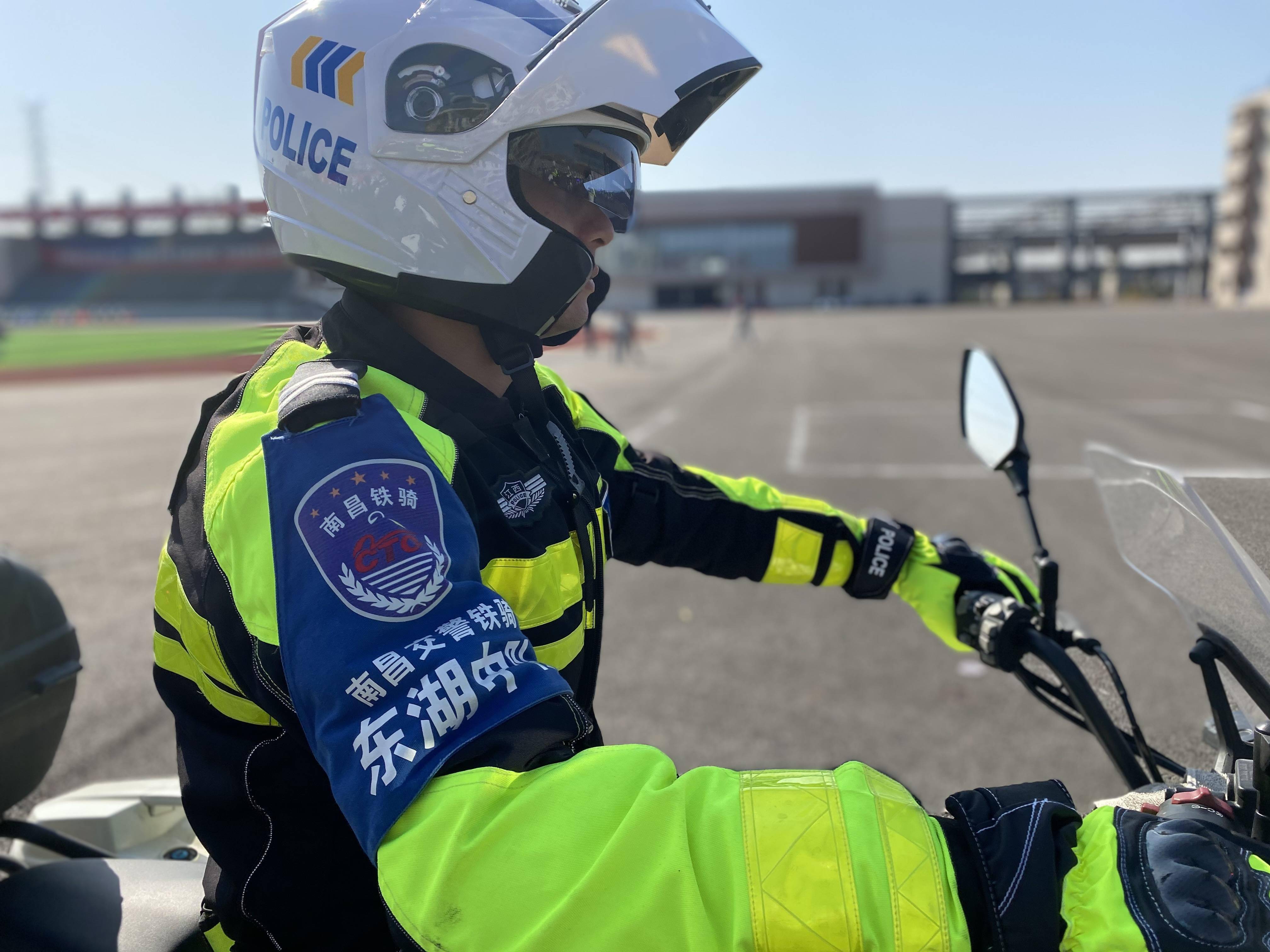 南昌交警装配新式250型警用摩托车 道路巡航如虎添翼