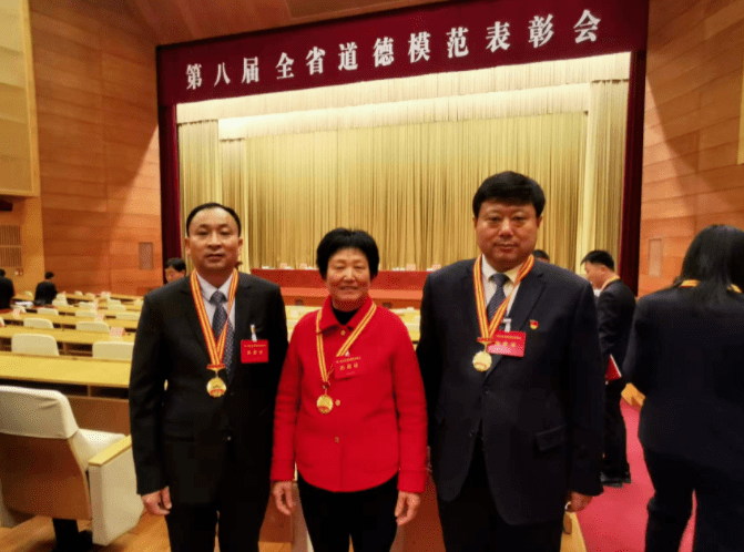 徐军(左,王传喜(右,班书举(中)3名先进典型被表彰为第八届全省道德