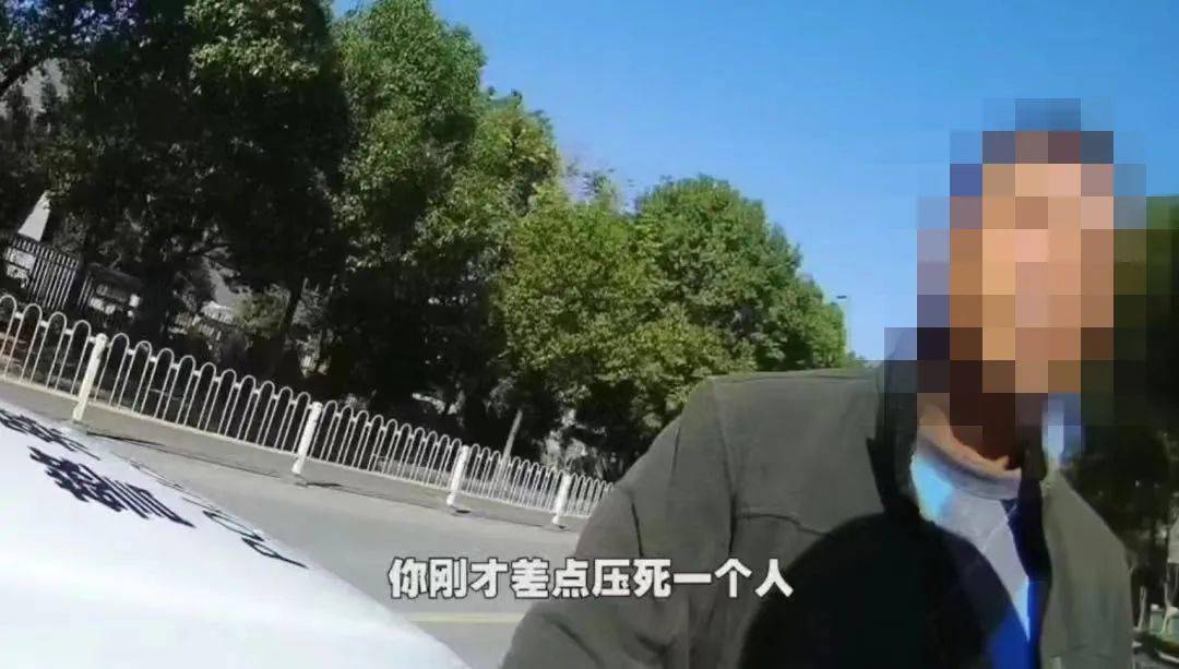 你剛才差點壓死一個人交警霸氣怒吼網友舒服