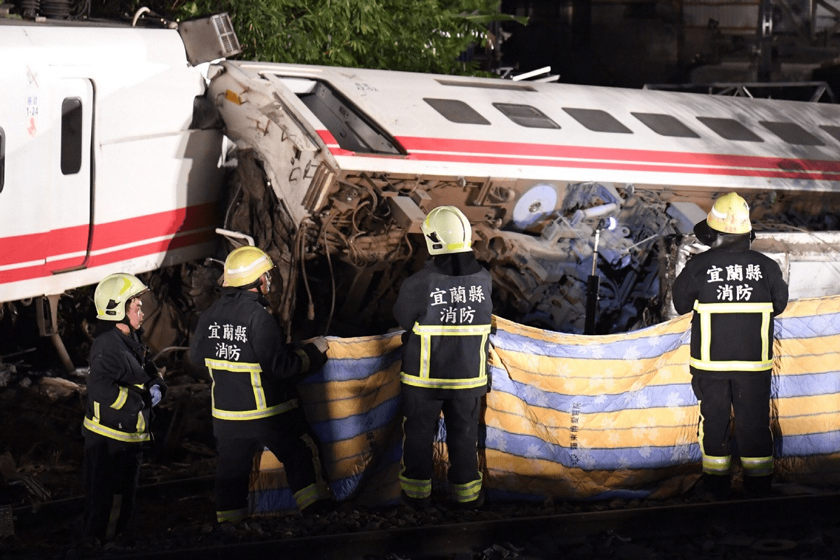 扫墓踏上死亡列车,台湾一列车被撞出轨54人死亡……