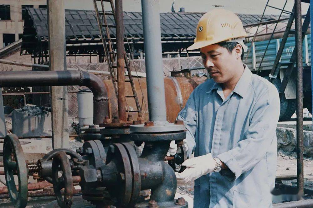 上世纪90年代,洪江化工厂员工正在操作阀门(黄文胜 摄)