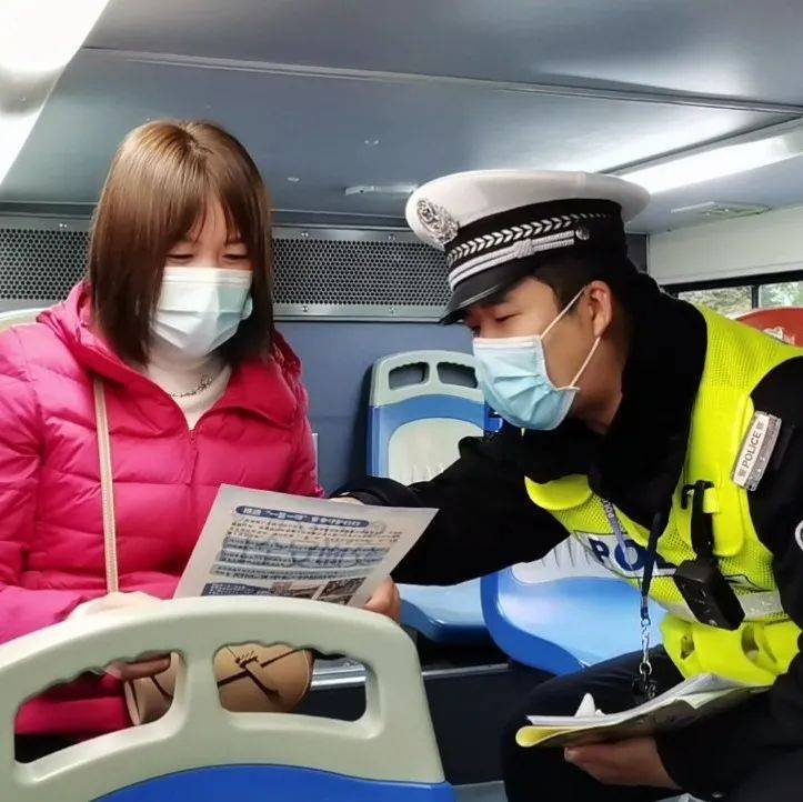 许昌交警122宣传日开展群众性主题活动 塑造文明公交线路宣传交通法规!_问答_全国_人人