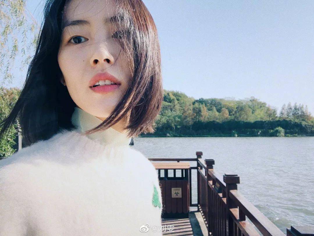 毛衣 果然，大圆脸就是要这样穿「烟管领」才好看！