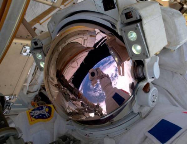 凯拉·巴伦|太空行走六个半小时 宇航员更换国际空间站一根天线