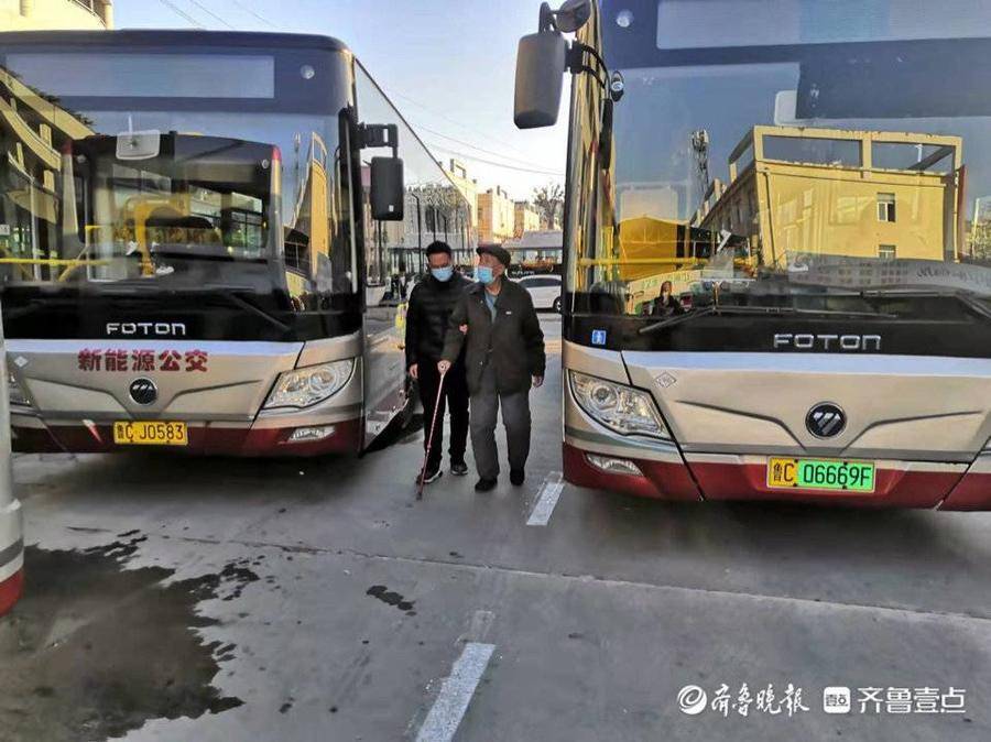 淄博一老人乘公交車迷路 公交人協力送其回家_義烏_隋林峰_路隊