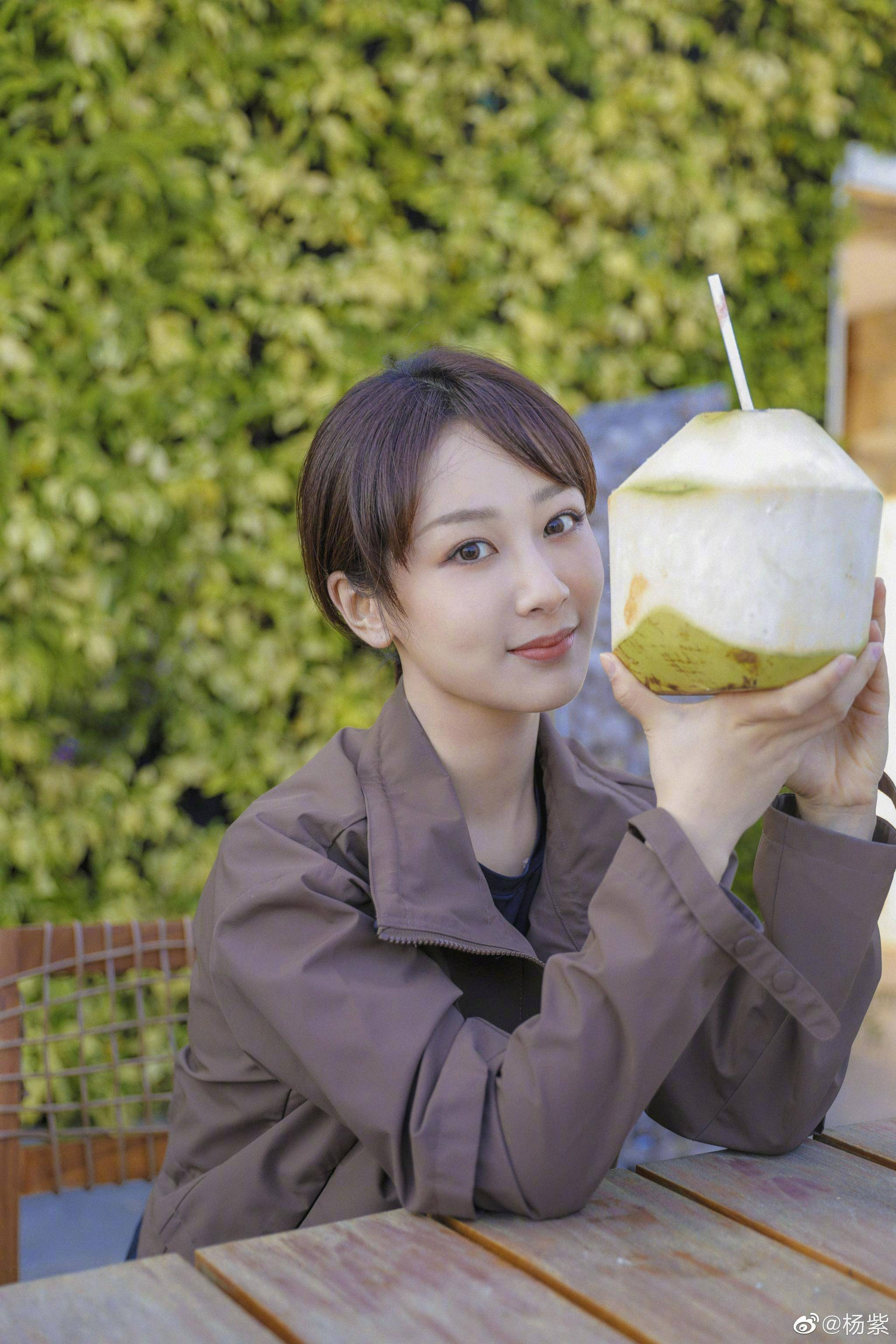 杨紫的日常生活碎片真的好丰富,手捧椰子拍照很有夏天的感觉