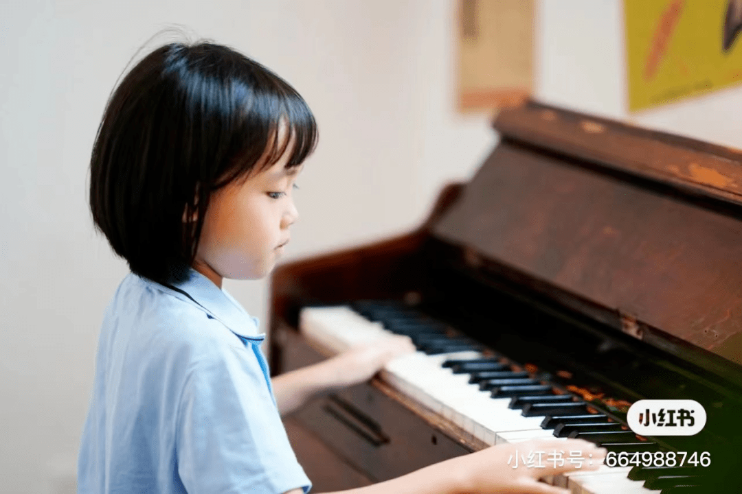 咖啡里的茶老式柜台上放着的台秤,音乐课上的老式脚踏风琴……都是是