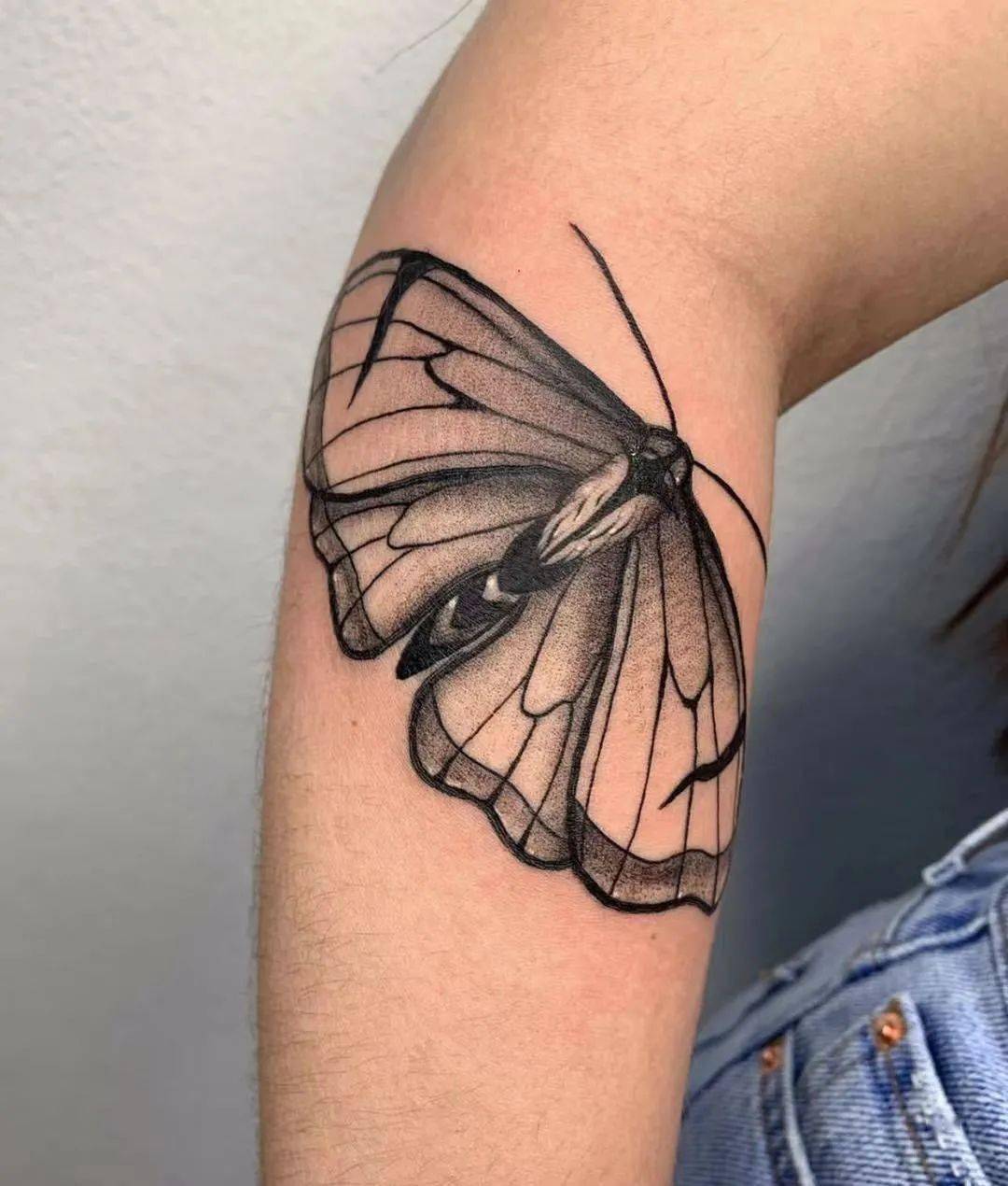 飞蛾扑火的飞蛾纹身