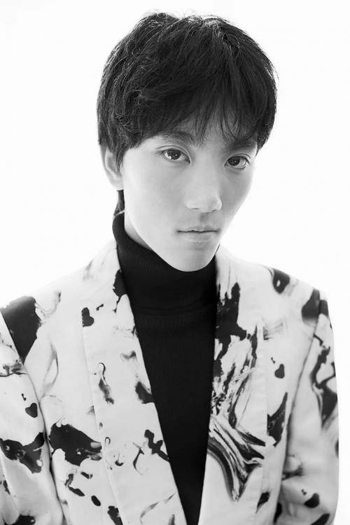 张艺谋妻子晒大儿子照片鼻梁高挺身形挺拔曾获最佳导演奖